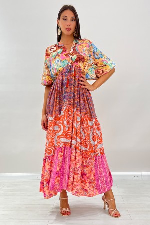 Denny Fantasy-Kleid mit aufgreifenden aufgroßen auf Hintergrund. Denny Fantasy-Kleid mit aufgreifenden aufgroßen auf Hintergrund