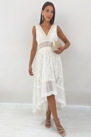Longue robe gi avec décolleté orné de broderie et de paillettes en dentelle robe de robe longue avec encolure ornée de broderie 