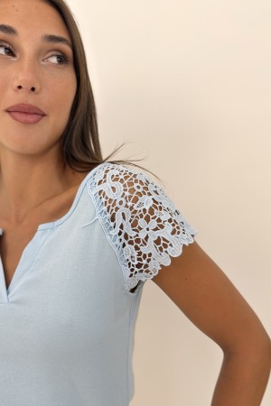 T-shirt Annabelle con con mix di tessuto e pizzo traforato T-shirt Annabelle con con mix di tessuto e pizzo traforato T-shirt...
