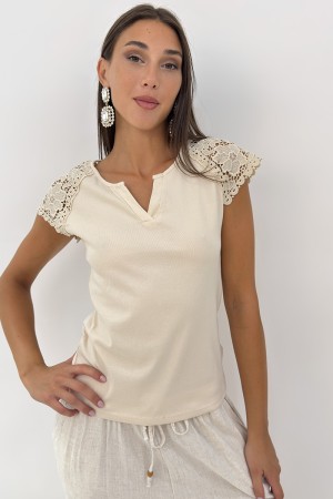 T-shirt Annabelle con con mix di tessuto e pizzo traforato T-shirt Annabelle con con mix di tessuto e pizzo traforato T-shirt...