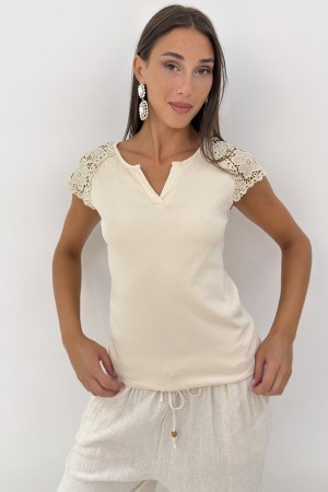 T-shirt Annabelle con con mix di tessuto e pizzo traforato T-shirt Annabelle con con mix di tessuto e pizzo traforato T-shirt...
