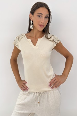 T-shirt Annabelle con con mix di tessuto e pizzo traforato T-shirt Annabelle con con mix di tessuto e pizzo traforato T-shirt...