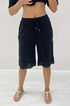Koordiniertes Lara T-Shirt und Bermuda mit Spitzendetails Häkeln Sie koordiniertes Lara T-Shirt und Bermuda mit Crekian-Spitze-D