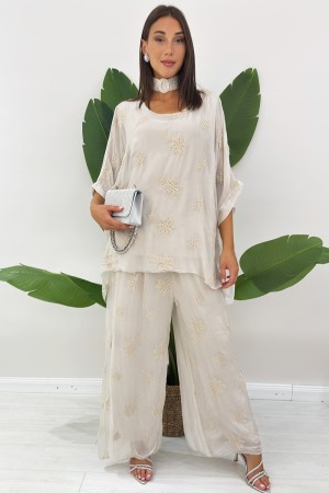 Coordinato Betta blusa e pantalone con dettagli in pizzo crochet traforato Coordinato Betta blusa e pantalone con dettagli in...
