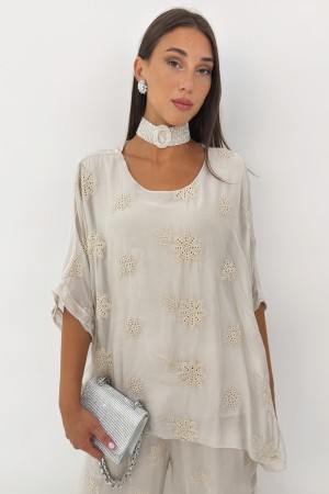Coordinato Betta blusa e pantalone con dettagli in pizzo crochet traforato Coordinato Betta blusa e pantalone con dettagli in...