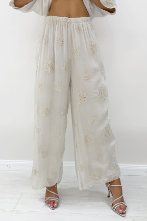 Coordinato Betta blusa e pantalone con dettagli in pizzo crochet traforato Coordinato Betta blusa e pantalone con dettagli in...