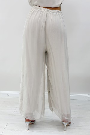 Coordinato Betta blusa e pantalone con dettagli in pizzo crochet traforato Coordinato Betta blusa e pantalone con dettagli in...