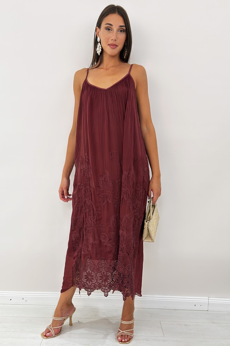 Abito lungo Bonnie con ricami botanici e pizzo crochet sul fondo Abito lungo Bonnie con ricami botanici e pizzo crochet sul f...