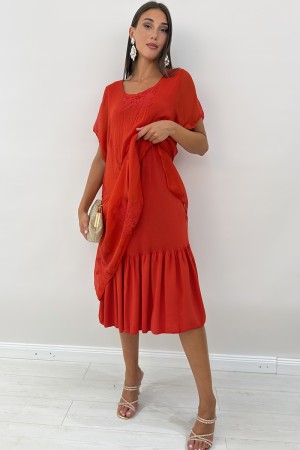 Langes Rio-Seidenkleid mit Blumeneinsätzen und endgültigem Balza langes Rio-Seidenkleid mit floralen Einsätzen und dem endgültig