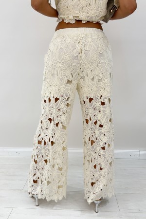 Coordinato Elen camicia e pantalone con ricami in pizzo crochet traforato Coordinato Elen camicia e pantalone con ricami in p...