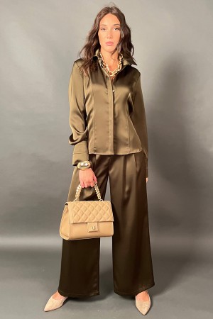 Oliven-koordiniertes Hemd und koordinierte Hosen Olivenhemd und Hosen Olive-koordinierte Hemd und Hosen
