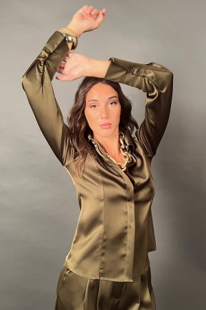 Oliven-koordiniertes Hemd und koordinierte Hosen Olivenhemd und Hosen Olive-koordinierte Hemd und Hosen
