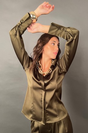 Oliven-koordiniertes Hemd und koordinierte Hosen Olivenhemd und Hosen Olive-koordinierte Hemd und Hosen