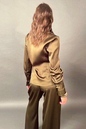 Oliven-koordiniertes Hemd und koordinierte Hosen Olivenhemd und Hosen Olive-koordinierte Hemd und Hosen