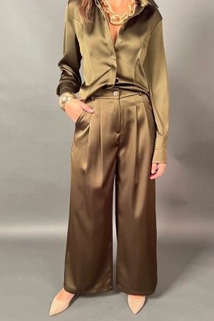 Oliven-koordiniertes Hemd und koordinierte Hosen Olivenhemd und Hosen Olive-koordinierte Hemd und Hosen