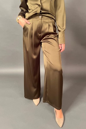 Camisa y pantalones coordinados de oliva y pantalones de oliva y pantalones de oliva y pantalones