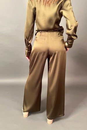 Camisa y pantalones coordinados de oliva y pantalones de oliva y pantalones de oliva y pantalones