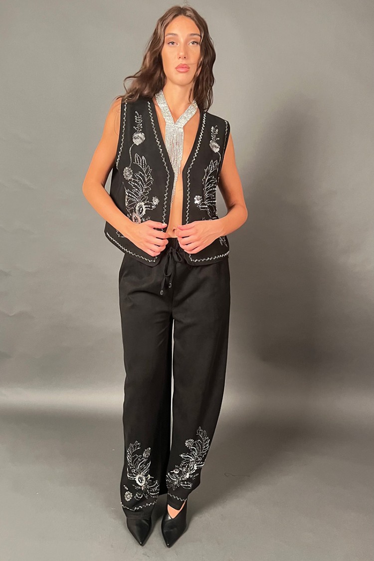 Koordinierte Cecilia-Weste und Samthose mit Blumeneinsätzen in Perlen und Paillettes koordinierte Cecilia-Weste und Panta... 