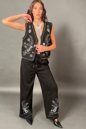 Koordinierte Cecilia-Weste und Samthose mit Blumeneinsätzen in Perlen und Paillettes koordinierte Cecilia-Weste und Panta... 