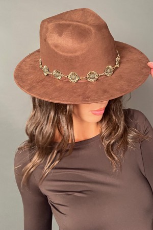Cappello Cow Boy con dettaglio catena con fiorellini  Cappello Cow Boy con dettaglio catena con fiorellini  Cappello Cow Boy ...
