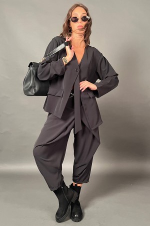Coordinó los pantalones y la blusa de Elvira con cinta negra y detalle Oro coordinó los pantalones y la blusa de Elvira con Cint