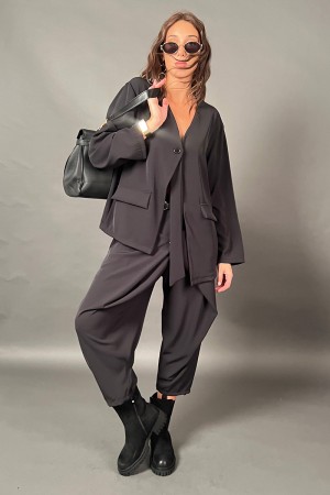 Coordinó los pantalones y la blusa de Elvira con cinta negra y detalle Oro coordinó los pantalones y la blusa de Elvira con Cint