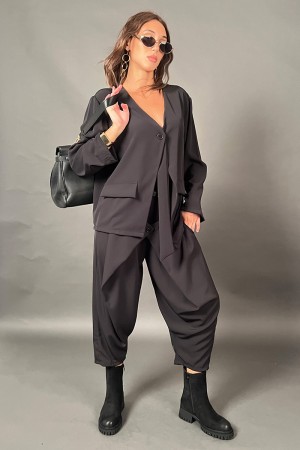 Coordinó los pantalones y la blusa de Elvira con cinta negra y detalle Oro coordinó los pantalones y la blusa de Elvira con Cint