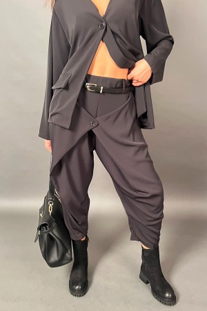 Coordinated Elvira Trousers and Blouse with Black Cinta and Detail Oro Coordinated Elvira Trousers and Blouse with Black Cinta a