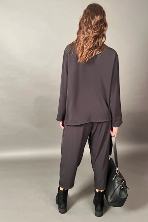 Coordinó los pantalones y la blusa de Elvira con cinta negra y detalle Oro coordinó los pantalones y la blusa de Elvira con Cint