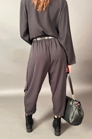 Koordinierte Elvira-Hose und Bluse mit schwarzer Cinta und detailliertem Oro koordinierte Elvira-Hose und Bluse mit schwarzer Ci