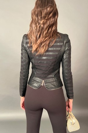 Schattenjacke in Kunstleder mit horizontalen Stoffstreifen und Goldknöpfen Schattenjacke in Kunstleder mit Linien in Gewebe Hori