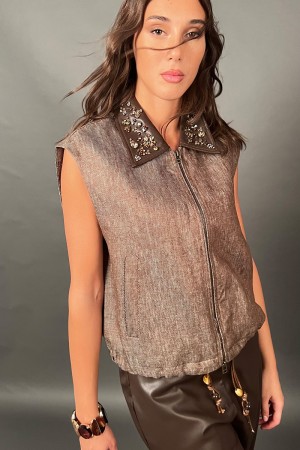Gilet Malea scozzese con colletto in pelle con pietre gioiello Gilet Malea scozzese con colletto in pelle con pietre gioiello...