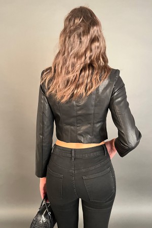 Rodi Jacke in Öko-Leder mit silbernen Tasten Rode Jacke in Kunstleder mit silbernen Tasten Rode Jacke in Kunstleder mit Knöpfen.
