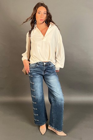 Asymmetrisches weiches Nicla-Hemd auf dem vorderen asymmetrischen weichen Nicla-Hemd drapiert auf dem vorderen Hemd... 