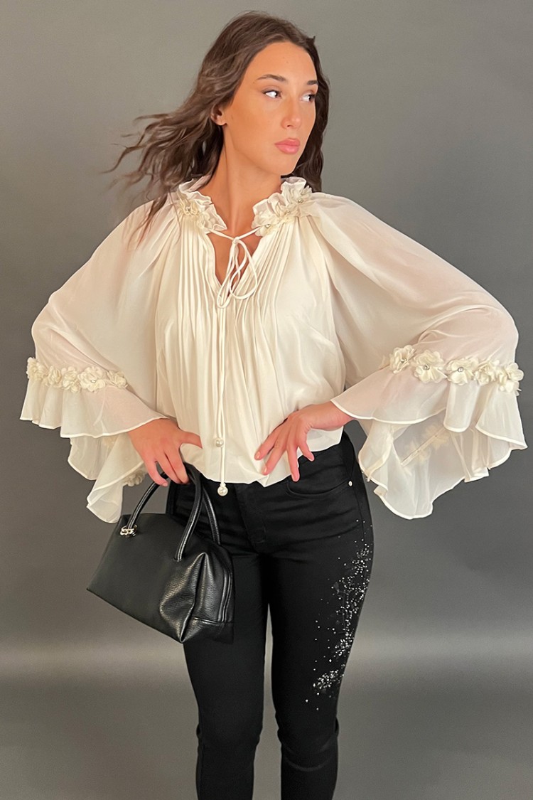 Blusa Angy con velo e inserti 3D in tessuto floreali Blusa Angy con velo e inserti 3D in tessuto floreali Blusa Angy con velo...