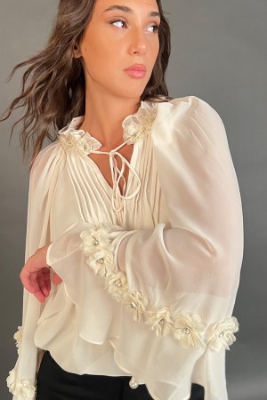 Blusa Angy con velo e inserti 3D in tessuto floreali Blusa Angy con velo e inserti 3D in tessuto floreali Blusa Angy con velo...