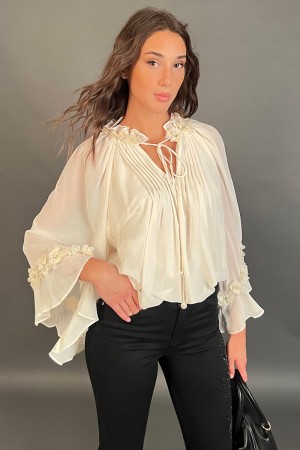 Blusa Angy con velo e inserti 3D in tessuto floreali Blusa Angy con velo e inserti 3D in tessuto floreali Blusa Angy con velo...