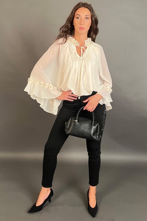 Blusa Angy con velo e inserti 3D in tessuto floreali Blusa Angy con velo e inserti 3D in tessuto floreali Blusa Angy con velo...