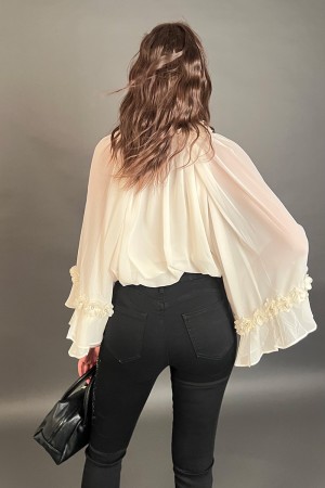 Blusa Angy con velo e inserti 3D in tessuto floreali Blusa Angy con velo e inserti 3D in tessuto floreali Blusa Angy con velo...