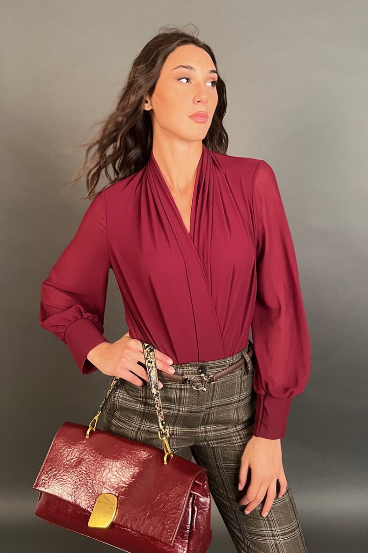 Bluse Primera mit einem weichen und drapierten Halsausschnitt blusa primera zu körper mit einem weichen ausschnitt und drapierte