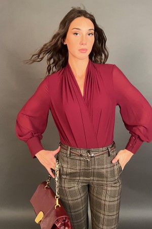 Blusa Primera en el cuerpo con un cuello suave y cubierto de blusa Primera con un cuerpo con un escote suave y la blusa cortada 