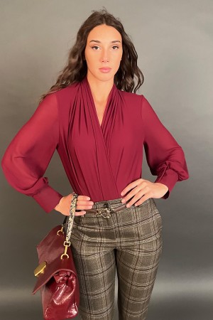 Bluse Primera mit einem weichen und drapierten Halsausschnitt blusa primera zu körper mit einem weichen ausschnitt und drapierte