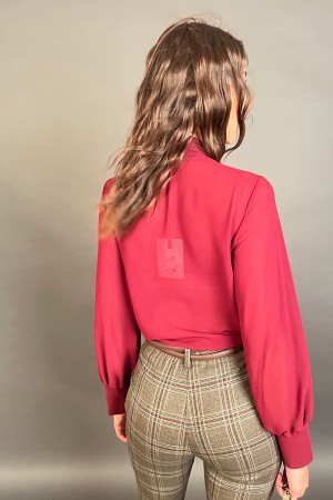 Bluse Primera mit einem weichen und drapierten Halsausschnitt blusa primera zu körper mit einem weichen ausschnitt und drapierte