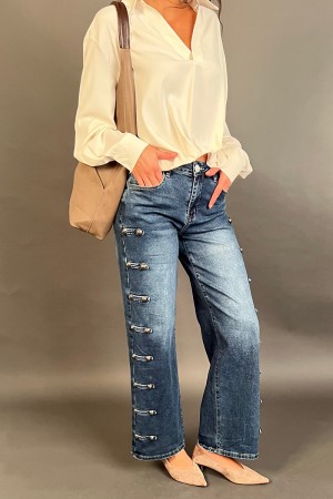 Bien Pantalones en los jeans de carga con bolsillos laterales aplicados y detalles con botones de metal decorativos bien pantalo