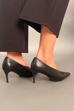 Decolletè BonBon in pelle slingback a punta con scollo diagonale profondo Decolletè BonBon in pelle slingback a punta con sco...