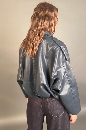 Alina Bomberjacke in Eco Leder über Bomberjacke Alina in Eco Leder über Jacke Alina Bomber in Eco Leder vorbei