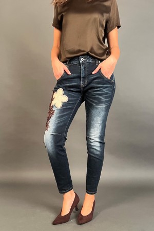 Jeans Fiore modello slim con dettaglio fiore ricamato con inserti pizzo e stress  Jeans Fiore modello slim con dettaglio fior...