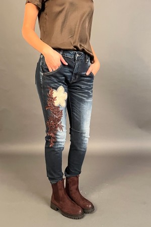 Jeans Fiore modello slim con dettaglio fiore ricamato con inserti pizzo e stress  Jeans Fiore modello slim con dettaglio fior...