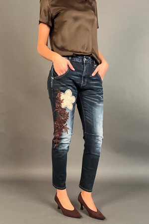 Jeans Fiore modello slim con dettaglio fiore ricamato con inserti pizzo e stress  Jeans Fiore modello slim con dettaglio fior...