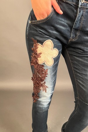 Jeans Fiore modello slim con dettaglio fiore ricamato con inserti pizzo e stress  Jeans Fiore modello slim con dettaglio fior...